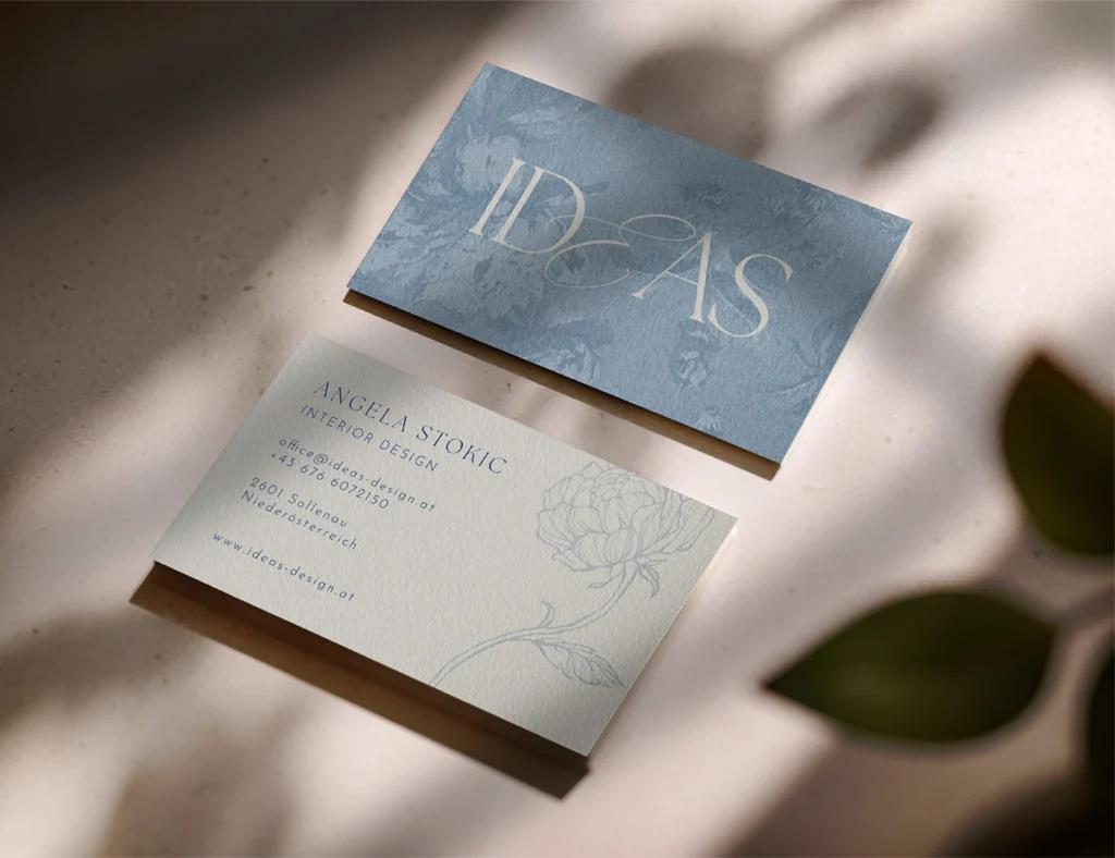 Elegantes Visitenkartendesign für Angela Stokic Interior Design mit floralen Illustrationen, hochwertiger Typografie und abgestimmter Markenfarbpalette