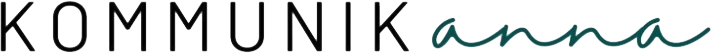 Logo von Kommunikana mit moderner Typografie und handschriftlichem Markenelement. Das Design verbindet Professionalität mit Persönlichkeit und spiegelt den kreativen Fokus auf Kommunikation und Social Media wider.