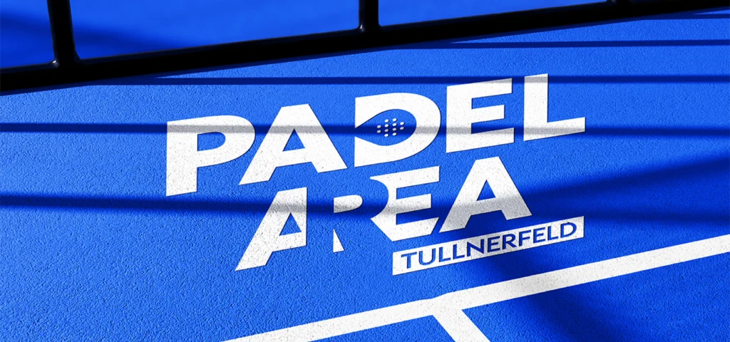 Großflächiges Branding von Padel Area Tullnerfeld direkt auf einem Padel-Court. Die markante Logoanwendung sorgt für hohe Sichtbarkeit und stärkt die Wiedererkennbarkeit der Marke im sportlichen Umfeld.