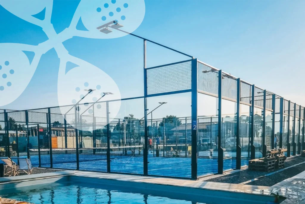 Außenansicht der modernen Padel-Anlage von Padel Area Tullnerfeld. Die Bildgestaltung verbindet die Sportstätte mit den markanten Markenformen und schafft eine starke visuelle Verbindung zwischen Standort und Markenidentität.