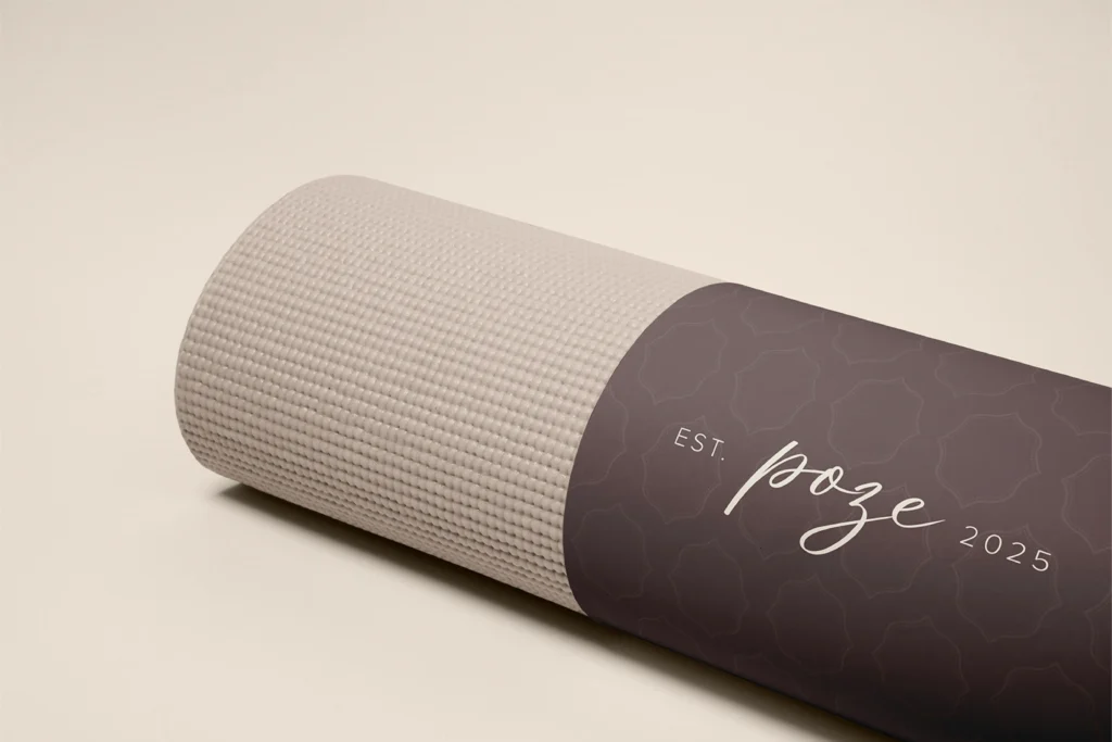 Individuell gebrandete Pilates-Matte für Poze Pilates Club mit hochwertigem Design, markentypischem Muster und konsistenter visueller Identität für ein modernes Boutique-Studio