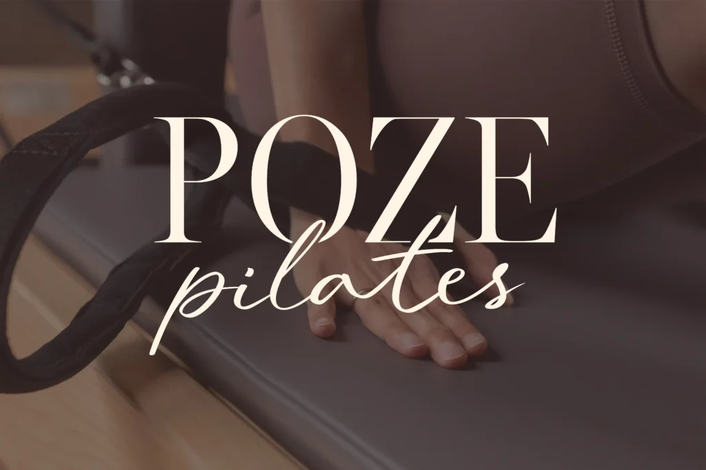 Social-Media-Visual für Poze Pilates mit eleganter Typografie über einer stimmungsvollen Reformer-Pilates-Aufnahme. Das Design verbindet Bewegung, Ästhetik und eine hochwertige Markenidentität für ein modernes Boutique-Pilatesstudio.