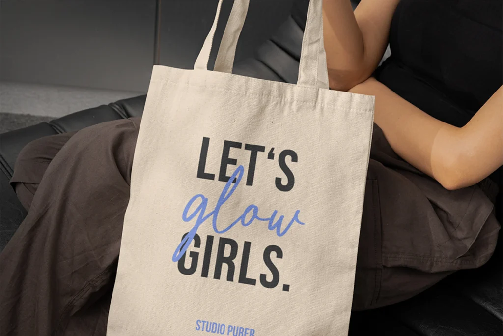 Gebrandete Stofftasche von Studio Purer mit dem Slogan „Let’s Glow Girls“ als Teil des modernen Beauty-Brandings und Merchandise-Konzepts