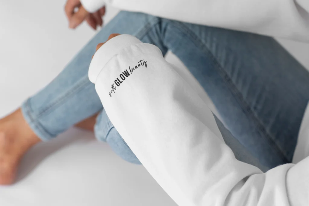 Gebrandeter Hoodie mit dezentem „Soft Glow Beauty“-Logo auf dem Ärmel als Teil der Marken- und Merchandise-Kollektion von Studio Purer